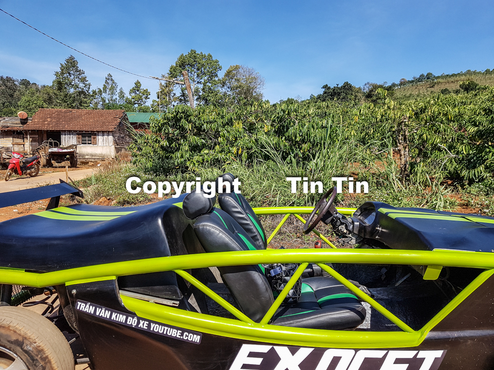 Điểm thú vị của những chiếc xe đua Exomotive Exocet chính là việc xe không có cửa