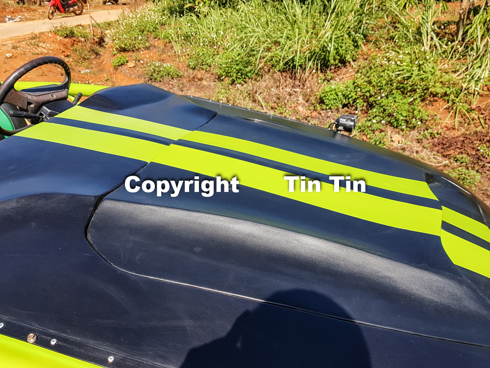 Phần nắp capô với các gờ nổi cá tính. Động cơ chiếc Exomotive Exocet chế ở Đắk Mil sử dụng trái tim của xe Toyota Cressida