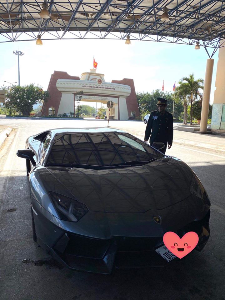 Siêu xe Lamborghini Aventador LP700-4 mang biển Lào về Việt Nam qua cửa khẩu Lao Bảo Siêu xe Lamborghini Aventador LP700-4 mang biển Lào về Việt Nam qua cửa khẩu Lao Bảo