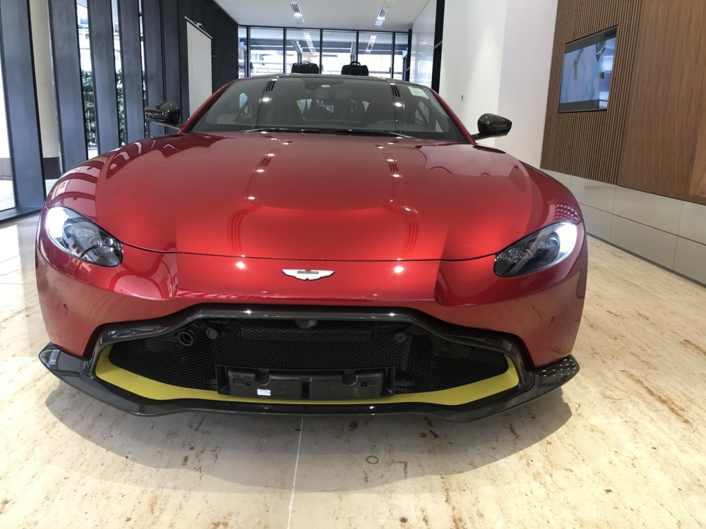 Aston Martin V8 Vantage 2018 được ch&agrave;o b&aacute;n ch&iacute;nh h&atilde;ng 14,988 tỷ đồng tại Việt Nam
