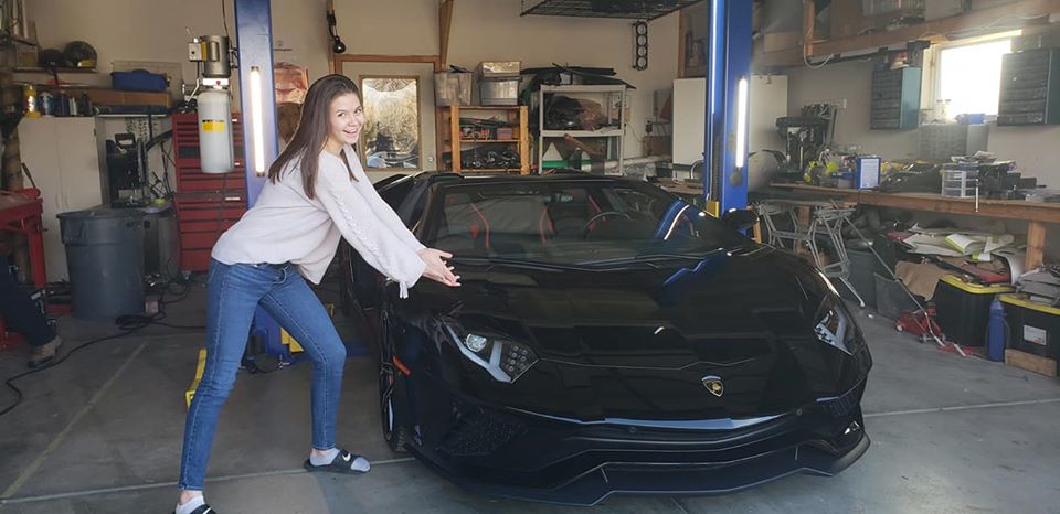 Và cả con gái rất thích thú khi trải nghiệm chiếc Lamborghini Aventador S LP740-4 Roadster hàng thật