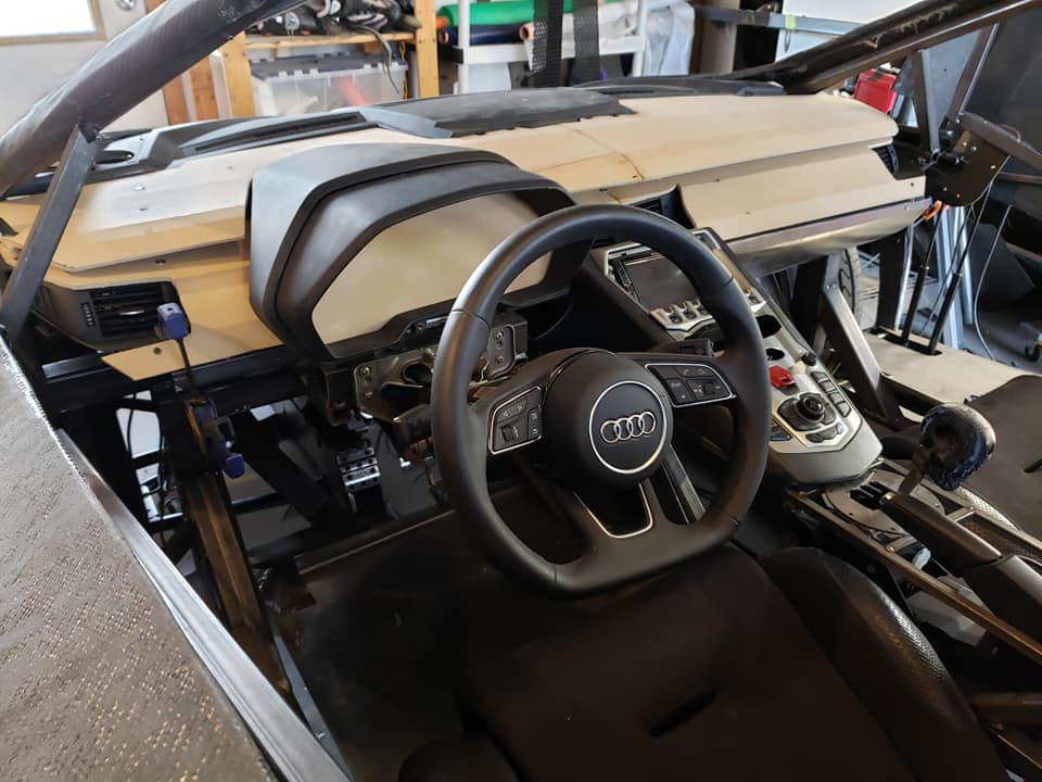 Bảng điều khiển trung tâm đúng chất Lamborghini Aventador nhưng vô lăng lại của Audi