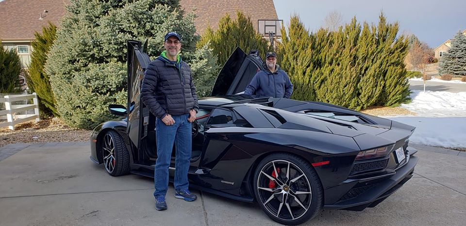 Hãng siêu xe Lamborghini chỉ cho cha con Sterling Backus mượn Aventador S LP740-4 Roadster đi trong dịp lễ giáng sinh