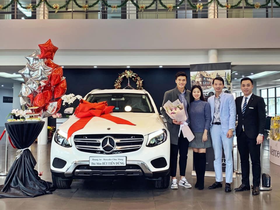 Thủ m&ocirc;n B&ugrave;i Tiến Dũng chụp ảnh c&ugrave;ng vợ chồng đại gia đ&atilde; tặng xe cho anh