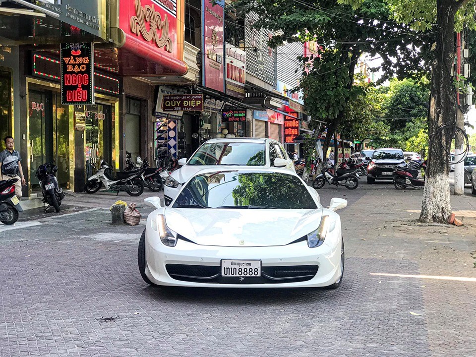 Si&ecirc;u xe Ferrari 458 Spider biển tứ qu&yacute; 8 của nước bạn L&agrave;o đang định cư ở Việt Nam