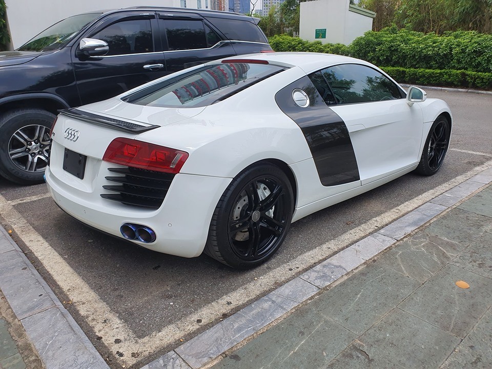 L&uacute;c mới về Việt Nam, chiếc si&ecirc;u xe Audi R8 đời cũ định cư ở H&agrave; Nội. Nhưng hiện kh&ocirc;ng r&otilde; xe đang ở đ&acirc;u. Chiếc Audi R8 mang biển L&agrave;o sử dụng động cơ V8. Điều n&agrave;y thể hiện r&otilde; nhất qua số nan ở lưới tản nhiệt l&agrave; 3. Trong khi đ&oacute;, Audi R8 phi&ecirc;n bản V10 r&uacute;t gọn c&ograve;n 2 nan.