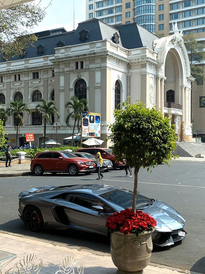 Nguy&ecirc;n bản, Lamborghini Aventador LP700-4 sử dụng động cơ V12, dung t&iacute;ch 6,5 l&iacute;t, sản sinh c&ocirc;ng suất tối đa 700 m&atilde; lực v&agrave; m&ocirc;-men xoắn cực đại 690 Nm. Tr&aacute;i tim n&agrave;y kết hợp c&ugrave;ng hộp số tự động 7 cấp ISR v&agrave; hệ dẫn động 4 b&aacute;nh. Aventador LP700-4 chỉ mất khoảng 2,9 gi&acirc;y để tăng tốc l&ecirc;n 100 km/h từ vị tr&iacute; xuất ph&aacute;t trước khi đạt vận tốc tối đa 349 km/h.