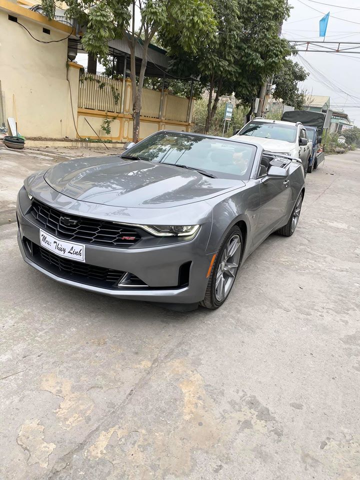 Chiếc Chevrolet Camaro RS Convertible 2019 đầu ti&ecirc;n tại Việt Nam đ&atilde; được một so&aacute;i ca ở Quảng Ninh mua tặng cho vợ