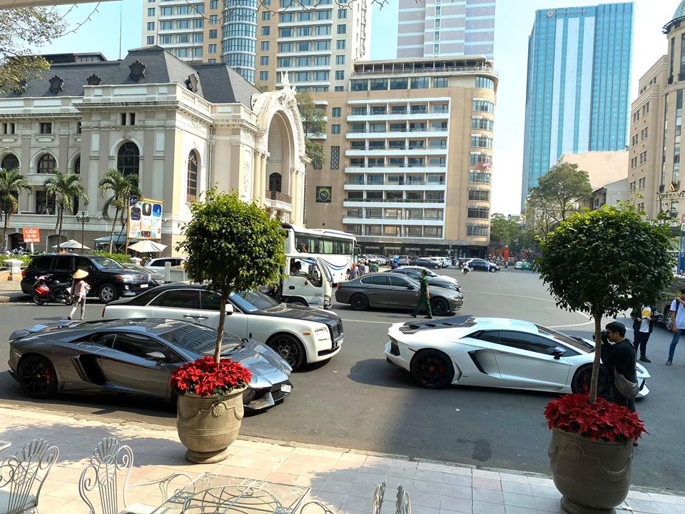 Lamborghini Aventador LP700-4 biển L&agrave;o c&ugrave;ng một chiếc si&ecirc;u xe Lamborghini Aventador LP700-4 m&agrave;u trắng mang biển số Việt Nam v&agrave; Rolls-Royce Ghost họp mặt v&agrave;o trưa ng&agrave;y 24 th&aacute;ng 12 năm 2019.