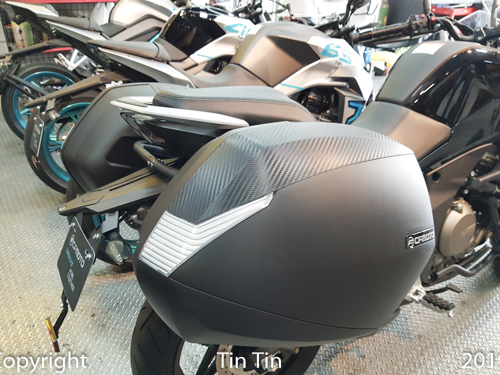 Những chiếc xe CFMoto 650MT khi b&aacute;n tại Việt Nam sẽ c&oacute; th&ecirc;m hai th&ugrave;ng đựng đồ gắn ph&iacute;a sau