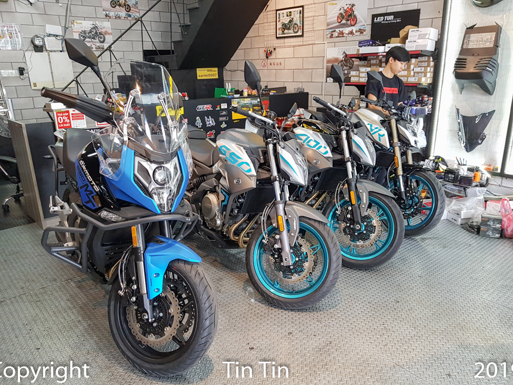 Sự xuất hiện của thương hiệu m&ocirc; t&ocirc; ph&acirc;n khối lớn CFMoto đến từ Trung Quốc tại Việt Nam v&agrave;o dịp lễ gi&aacute;ng sinh 2019 đ&atilde; g&acirc;y kh&ocirc;ng &iacute;t bất ngờ cho những người m&ecirc; xe trong nước. Người đứng ra nhập c&aacute;c mẫu xe CFMoto về nước l&agrave; Saigon Maxspeed