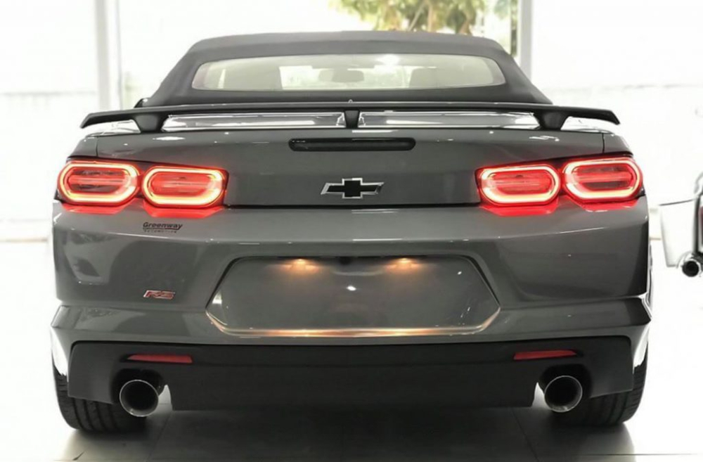 Chevrolet Camaro RS Convertible 2019 nh&igrave;n từ ph&iacute;a sau xe với đ&egrave;n hậu LED đẹp mắt