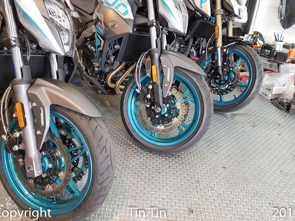 C&ograve;n bộ 3 naked bike CFMoto 250NK, CFMoto 400NK v&agrave; CFMoto 650NK c&oacute; những trang bị kh&aacute;c nhau từ phanh ABS đến động cơ, gi&aacute; b&aacute;n v&agrave; cả hệ thống treo. Kh&aacute; th&uacute; vị l&agrave; phi&ecirc;n bản rẻ nhất CFMoto 250NK lại sở hữu cặp phuộc trước dạng h&agrave;nh tr&igrave;nh ngược.
