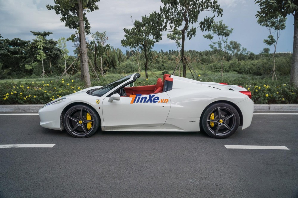 Vẻ đẹp của Ferrari 458 Spider mang biển L&agrave;o tr&ecirc;n đường phố S&agrave;i th&agrave;nh
