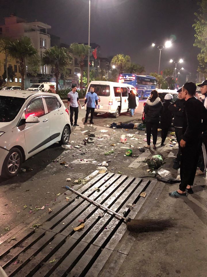 Rác thải văng tung tóe khắp nơi