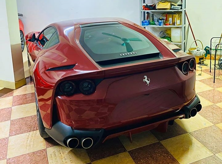 Còn siêu xe Ferrari 812 Superfast màu đỏ ở lại Hà Nội