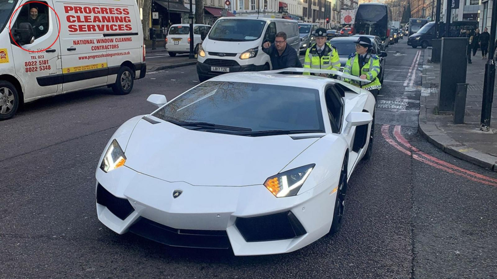Si&ecirc;u xe Lamborghini Aventador LP700-4 chết m&aacute;y tr&ecirc;n phố khiến kh&ocirc;ng &iacute;t người chứng kiến ph&igrave; cười
