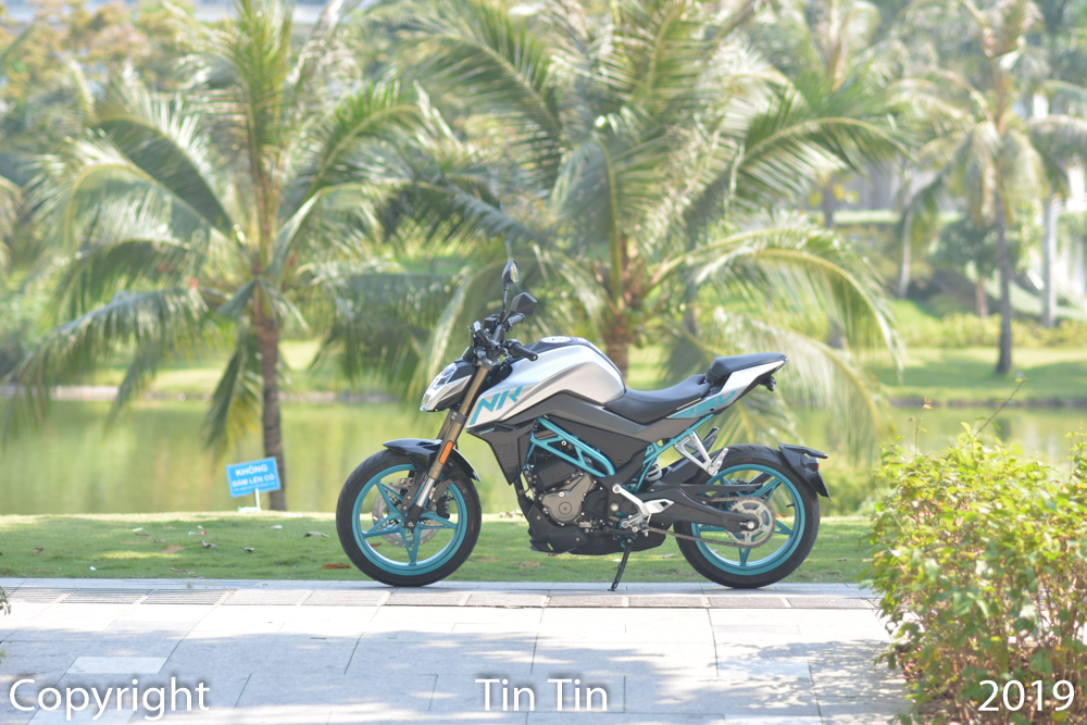 C&oacute; thể thấy, CFMoto 250NK đ&aacute;nh v&agrave;o ph&acirc;n kh&uacute;c naked bike tầm trung với đối thủ ch&iacute;nh l&agrave; KTM Duke 250 c&oacute; gi&aacute; b&aacute;n ch&iacute;nh h&atilde;ng 140 triệu đồng.