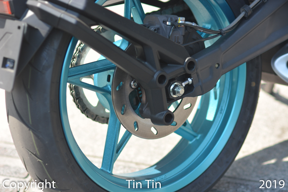 Phanh đĩa đơn ph&iacute;a sau c&oacute; đường k&iacute;nh 245 mm. CFMoto 250NK được t&iacute;ch hợp cả hệ thống chống b&oacute; cứng phanh ABS cho cả hai b&aacute;nh. Đ&acirc;y l&agrave; trang bị rất tốt v&agrave; &iacute;t c&oacute; đối thủ trong c&ugrave;ng ph&acirc;n kh&uacute;c với CFMoto 250NK l&agrave;m điều tương tự. CFMoto 250NK c&oacute; bộ m&acirc;m 17 inch đi k&egrave;m lốp trước c&oacute; k&iacute;ch thước 110/70 v&agrave; lốp sau l&agrave; 140/60.
