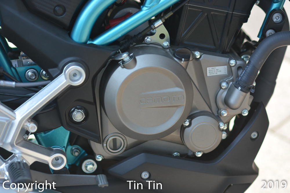  Chiếc naked bike CFMoto 250NK đến từ Trung Quốc được lắp động cơ DOHC xi-lanh đơn, dung t&iacute;ch 250 ph&acirc;n khối, l&agrave;m m&aacute;t bằng dung dịch, sản sinh ra c&ocirc;ng suất tối đa 26 m&atilde; lực tại v&ograve;ng tua m&aacute;y 9.000 v&ograve;ng/ph&uacute;t v&agrave; m&ocirc;-men xoắn cực đại 22 Nm tại v&ograve;ng tua m&aacute;y 7.500 v&ograve;ng/ph&uacute;t.