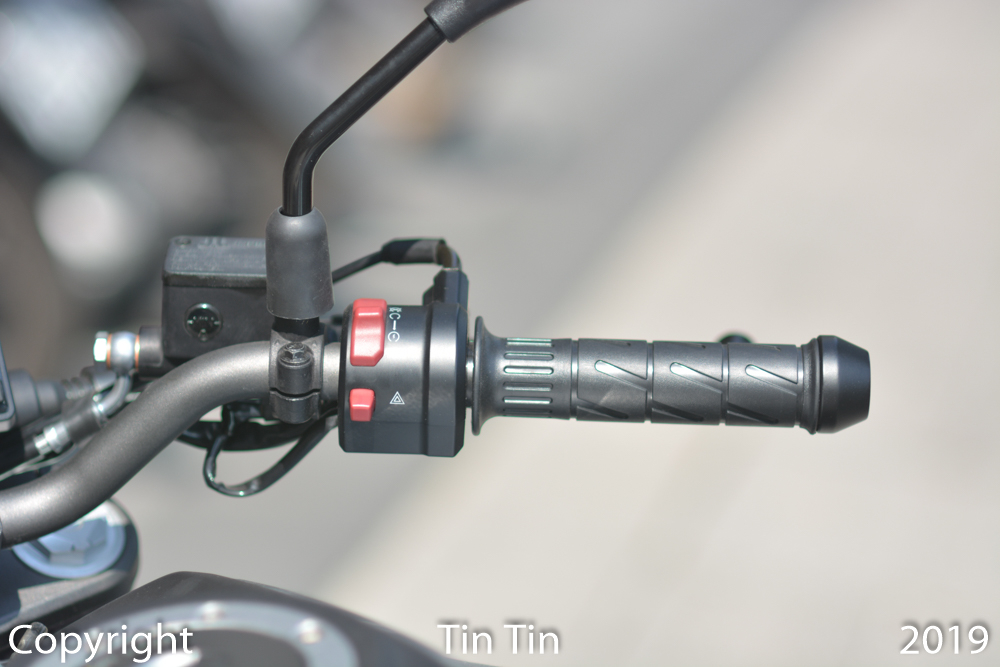 Cận cảnh phần tay l&aacute;i ph&iacute;a b&ecirc;n phải của CFMoto 250NK. Xe kh&ocirc;ng c&oacute; n&uacute;t đề truyền thống như tr&ecirc;n hai đ&agrave;n anh l&agrave; CFMoto 400NK v&agrave; CFMoto 650NK, thay v&agrave;o đ&oacute;, chỉ cần gạt n&uacute;t m&agrave;u đỏ về dưới xe tự động nổ m&aacute;y. Khi cần tắt m&aacute;y c&oacute; thể gạt l&ecirc;n tr&ecirc;n. N&uacute;t đỏ nhỏ c&ograve;n lại thể hiện đ&egrave;n cảnh b&aacute;o.