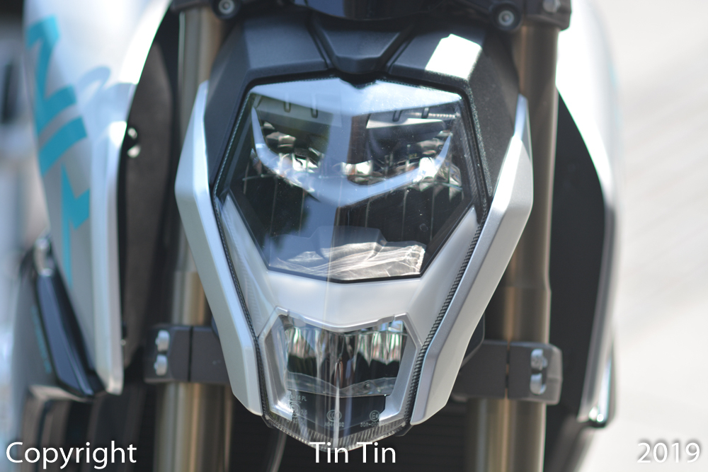 Đi s&acirc;u v&agrave;o thiết kế của CFMoto 250NK c&oacute; thể thấy xe c&oacute; đ&egrave;n pha kh&aacute; ngầu tr&ocirc;ng giống những mẫu xe m&ocirc; t&ocirc; của thương hiệu &Aacute;o, KTM. Nằm giữa đ&egrave;n pha v&agrave; đ&egrave;n cốt l&agrave; dải đ&egrave;n LED chiếu s&aacute;ng ban ng&agrave;y. Phần đ&egrave;n pha của CFMoto 250NK c&oacute; thiết kế h&igrave;nh chiếc khi&ecirc;n.