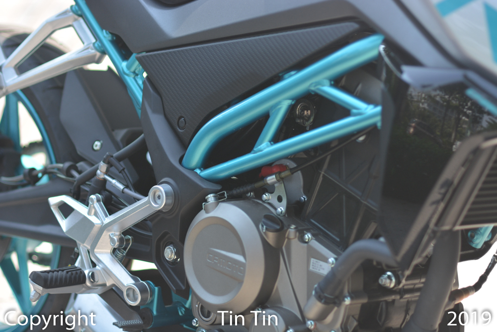 CFMoto 250NK sử dụng khung lộ thi&ecirc;n dạng ống được phối m&agrave;u xanh neon c&aacute; t&iacute;nh. Xe c&oacute; th&ecirc;m nhiều chi tiết giả v&acirc;n carbon. CFMoto 250NK c&oacute; trọng lượng 151 kg, b&igrave;nh xăng c&oacute; dung t&iacute;ch 12,5 l&iacute;t.