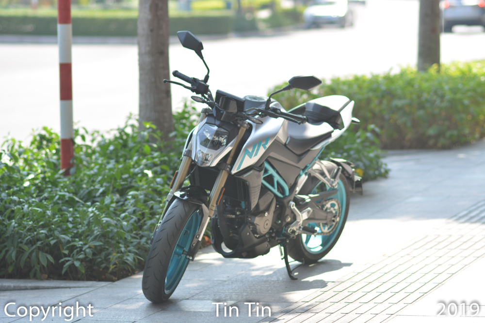 Thị trường xe m&ocirc; t&ocirc; ph&acirc;n khối lớn tại Việt Nam vừa đ&oacute;n nhận th&ecirc;m một th&agrave;nh vi&ecirc;n mới l&agrave; h&atilde;ng CFMoto c&oacute; xuất xứ từ Trung Quốc. Trong lần ch&agrave;o s&acirc;n Việt Nam, đơn vị nhập khẩu ch&iacute;nh h&atilde;ng CFMoto đ&atilde; mang về nước 4 chiếc m&ocirc; t&ocirc; thuộc hai ph&acirc;n kh&uacute;c ch&iacute;nh l&agrave; naked bike v&agrave; d&ograve;ng Adventure đa dụng với mức gi&aacute; dao động từ 115 triệu đồng đến 187 triệu đồng.