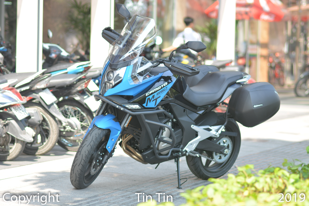 CFMoto 650MT l&agrave; chiếc Adventure đa dụng hướng tới c&aacute;c kh&aacute;ch h&agrave;ng t&igrave;m kiếm một mẫu xe để đi phượt. Đối thủ ch&iacute;nh của CFMoto 650MT bao gồm Kawasaki Versys 650 v&agrave; Honda CB500X.