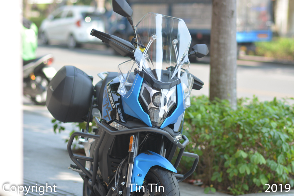 L&agrave; một mẫu xe Adventure đa dụng, n&ecirc;n CFMoto 650MT được trang bị một tấm k&iacute;nh chắn gi&oacute; kh&aacute; cao bảo vệ an to&agrave;n của người điều khiển.