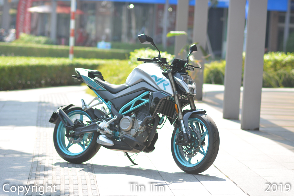 Trong đ&oacute;, mẫu xe naked bike CFMoto 250NK nhận được nhiều sự quan t&acirc;m v&igrave; c&oacute; gi&aacute; ch&agrave;o b&aacute;n rẻ nhất. Gi&aacute; xe CFMoto 250NK l&agrave; 115 triệu đồng, đ&atilde; bao gồm VAT nhưng chưa t&iacute;nh chi ph&iacute; lăn b&aacute;nh của xe.