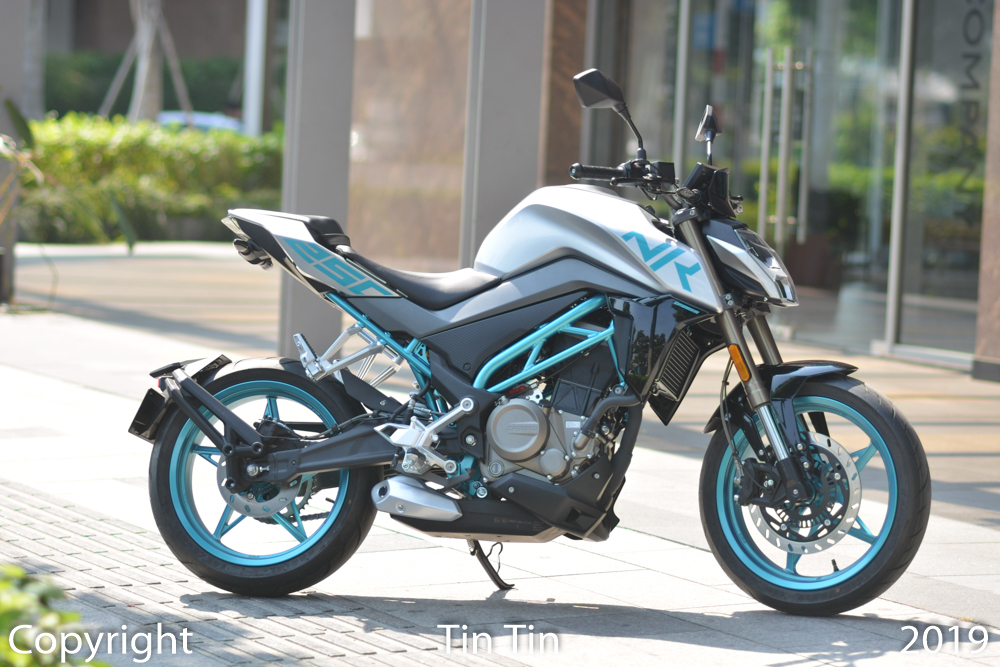 Ở thiết kế, kh&ocirc;ng kh&oacute; để nhận ra mẫu m&ocirc; t&ocirc; Trung Quốc CFMoto 250NK c&oacute; kiểu d&aacute;ng tương đồng với mẫu m&ocirc; t&ocirc; thương hiệu &Aacute;o, KTM Duke 250. CFMoto 250NK c&oacute; k&iacute;ch thước tổng thể bao gồm chiều d&agrave;i 1.990 mm, chiều rộng 780 mm v&agrave; cao 1.070 mm.