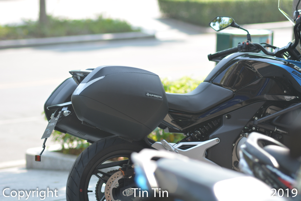 Tiếp đến ch&iacute;nh l&agrave; việc CFMoto 650MT c&oacute; th&ecirc;m hai th&ugrave;ng đựng đồ b&ecirc;n h&ocirc;ng d&agrave;nh cho c&aacute;c phượt thủ. 