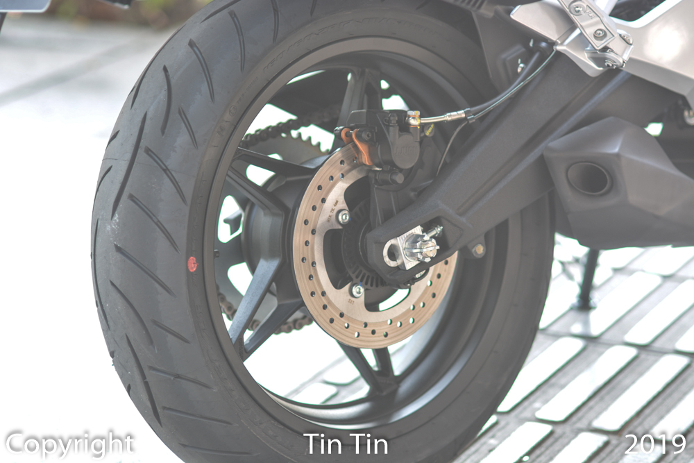 Phần b&aacute;nh xe sau sử dụng phanh đĩa đơn c&oacute; đường k&iacute;nh 240 mm. CFMoto MT650 được trang bị hệ thống chống b&oacute; cứng phanh ABS của Continental