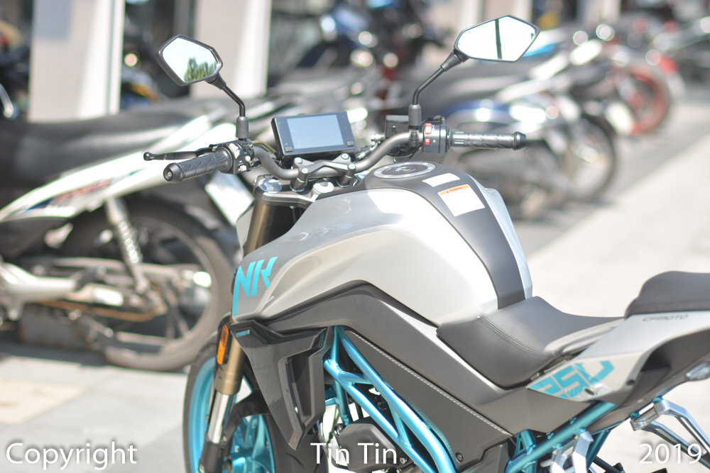 Chiều cao y&ecirc;n xe t&iacute;nh từ mặt đất của CFMoto 250NK l&agrave; 795mm. Mẫu m&ocirc; t&ocirc; Trung Quốc sở hữu m&agrave;u sơn bạc Ultra được phối c&aacute;c điểm nhấn m&agrave;u xanh neon kh&aacute; nổi bật như khung lộ thi&ecirc;n hay tem xe