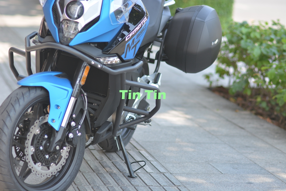 Mẫu xe Adventure đa dụng CFMoto 650MT được trang bị th&ecirc;m một thanh th&eacute;p chống va chạm cũng như để g&aacute;c ch&acirc;n cho c&aacute;c cung đường xa. Đ&acirc;y l&agrave; trang bị ti&ecirc;u chuẩn