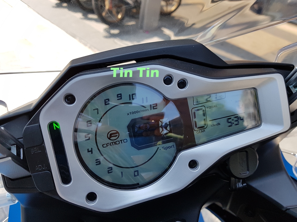 Bảng đồng hồ dạng LCD to&agrave;n phần v&agrave; được chia th&agrave;nh 2 phần ri&ecirc;ng biệt. Đồng hồ to b&ecirc;n tr&aacute;i thể hiện v&ograve;ng tua m&aacute;y, tốc độ c&agrave; c&aacute;c chế độ chạy. Ri&ecirc;ng đồng hồ c&ograve;n lại thể hiện cấp số của xe, thời gian, lượng xăng c&ograve;n lại v&agrave; cả nhiệt độ