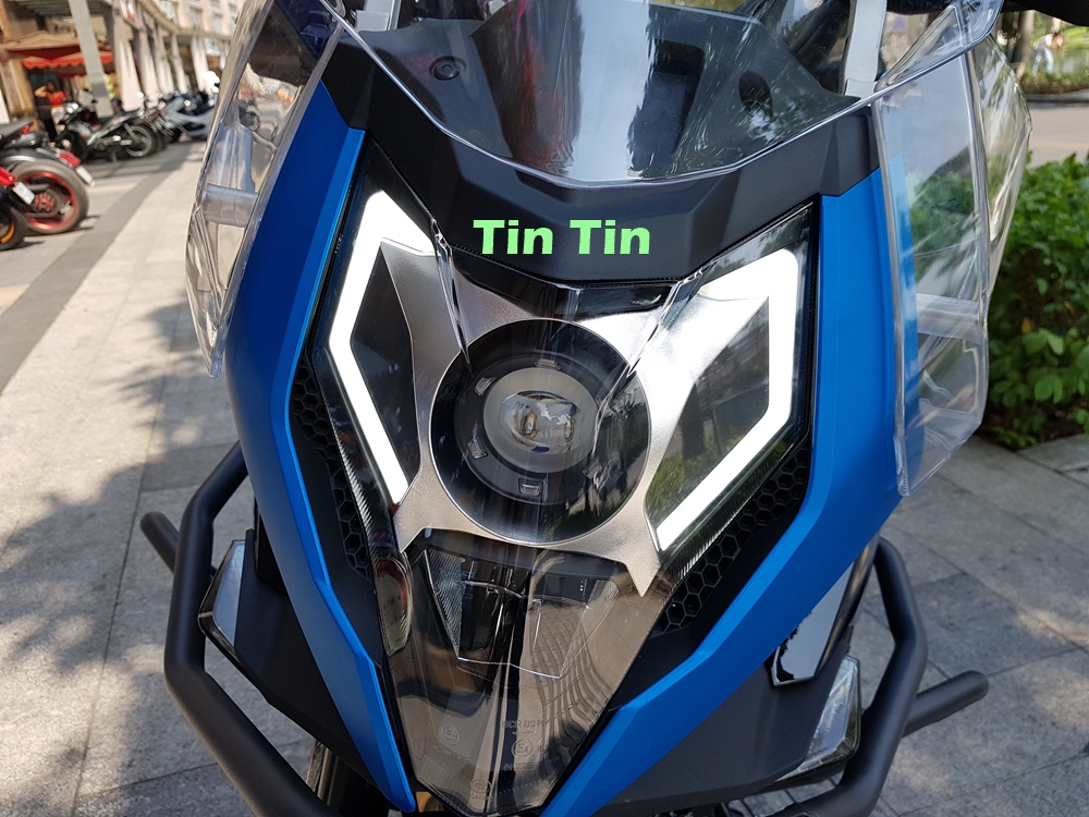 Đ&egrave;n pha của CFMoto 650MT như h&igrave;nh một chiếc khi&ecirc;n, bao bọc b&ecirc;n ngo&agrave;i l&agrave; dải đ&egrave;n LED chiếu s&aacute;ng ban ng&agrave;y.