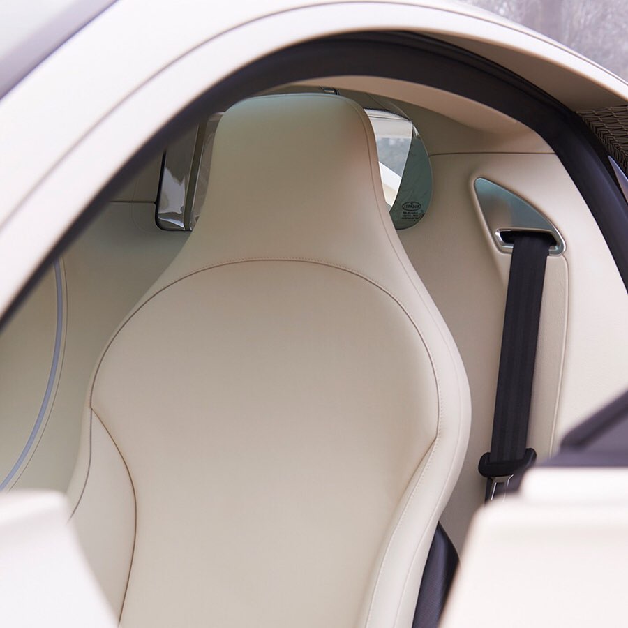 Nội thất màu trắng phấn tông xuyệt tông với ngoại thất của chiếc Bugatti Chiron Nội thất màu trắng phấn tông xuyệt tông với ngoại thất của chiếc Bugatti Chiron
