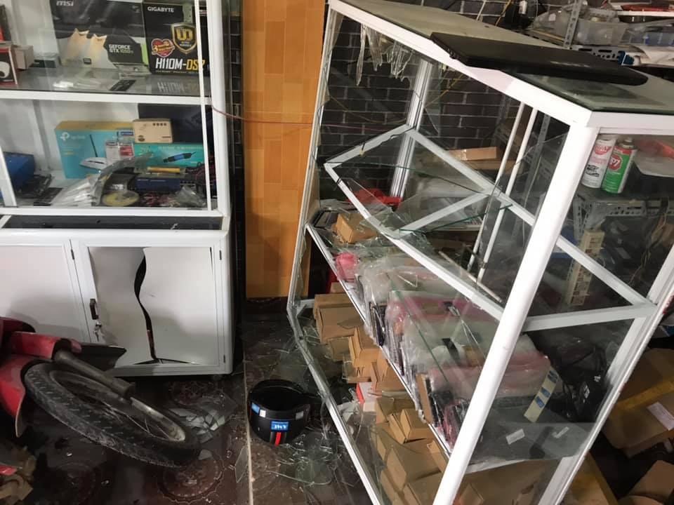 Đồ đạc bên trong cửa hàng bị hỏng và vỡ