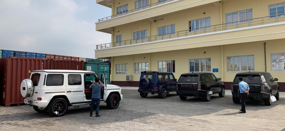 Vào sáng sớm hôm nay, ngày 27 tháng 12 năm 2019, một người chuyên nhập khẩu các mẫu siêu xe và xe sang về Việt Nam đã đăng tải hình ảnh 4 chiếc container và nhờ cộng đồng mạng dự đoán những mẫu xe nào về nước. Ít giờ sau đó, đáp án đã được đưa ra là 2 chiếc Đây là chiếc Mercedes-AMG G63 và 2 chiếc Range Rover SVAutobiography 2019. Vào sáng sớm hôm nay, ngày 27 tháng 12 năm 2019, một người chuyên nhập khẩu các mẫu siêu xe và xe sang về Việt Nam đã đăng tải hình ảnh 4 chiếc container và nhờ cộng đồng mạng dự đoán những mẫu xe nào về nước. Ít giờ sau đó, đáp án đã được đưa ra là 2 chiếc Đây là chiếc Mercedes-AMG G63 và 2 chiếc Range Rover SVAutobiography 2019.