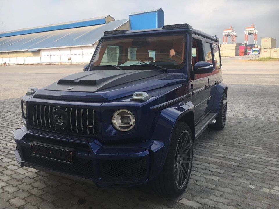 Trong số 4 mẫu xe SUV hạng sang hàng hot này đáng chú ý có sự xuất hiện của một chiếc Mercedes-AMG G63 đời mới mang ngoại thất màu xanh Brilliant Blue. Đây cũng là màu sơn còn khá mới trên các mẫu xe Trong số 4 mẫu xe SUV hạng sang hàng hot này đáng chú ý có sự xuất hiện của một chiếc Mercedes-AMG G63 đời mới mang ngoại thất màu xanh Brilliant Blue. Đây cũng là màu sơn còn khá mới trên các mẫu xe ông vua địa hình tại Việt Nam.