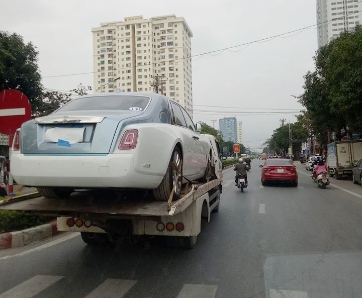 Chiếc xe siêu sang Rolls-Royce Phantom thế hệ thứ 8 đeo biển Lào tại Nghệ An Chiếc xe siêu sang Rolls-Royce Phantom thế hệ thứ 8 đeo biển Lào tại Nghệ An