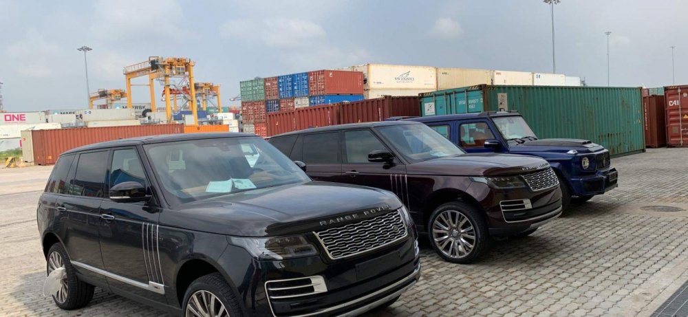 Hai chiếc Range Rover SVAutobiography 2019 mới về Việt Nam