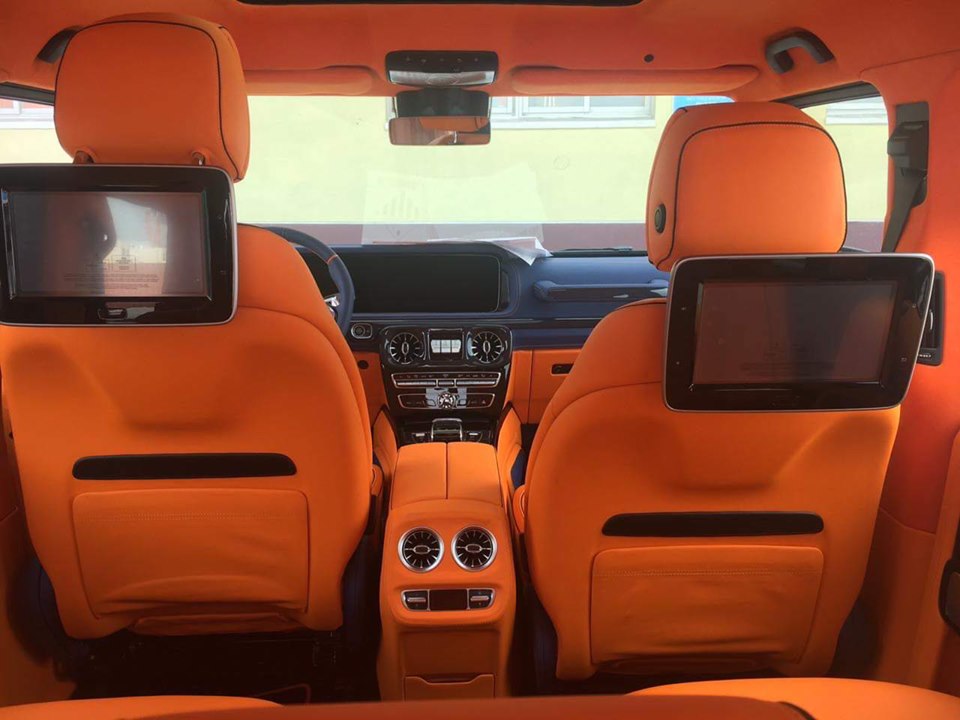 Hai màn hình giải trí phía sau của Brabus 800 Widestar thứ 3 về Việt Nam Hai màn hình giải trí phía sau của Brabus 800 Widestar thứ 3 về Việt Nam