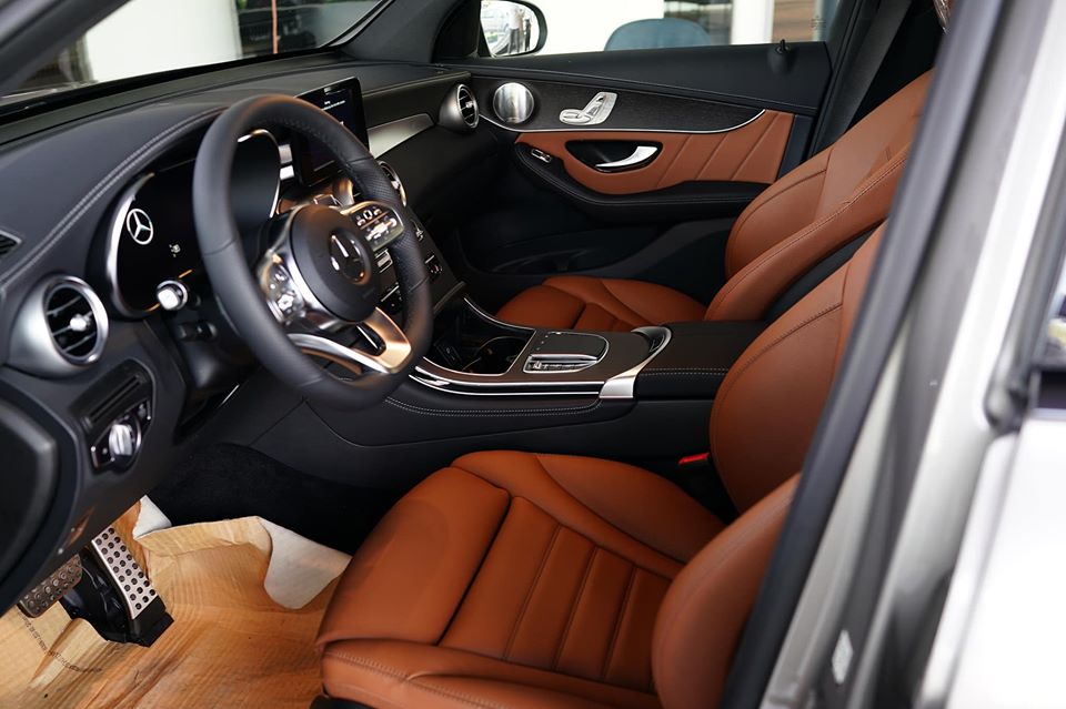 Hệ thống giải trí trên Mercedes-Benz GLC 300 4Matic 2020 vẫn gây ấn tượng với dàn âm thanh Burmester gồm 13 loa công suất 590 watt.