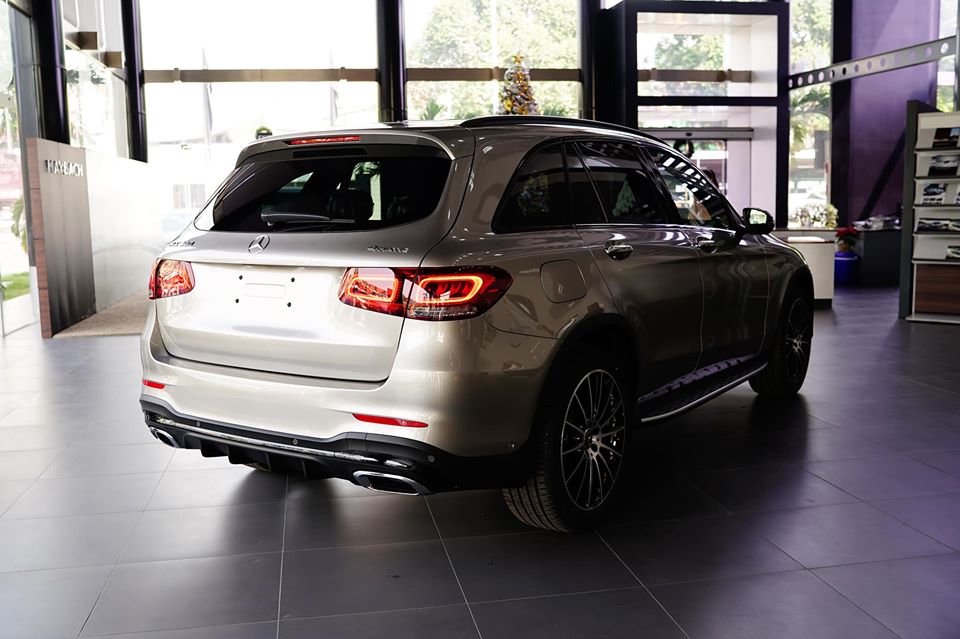 Hệ thống đèn pha trên Mercedes-Benz GLC 300 4Matic 2020 đã được trang bị công nghệ Multibeam độc quyền của hãng xe Đức. Bên trong mỗi một chiếc đèn trước là 2 thấu kính LED bọc trong các tinh thể màu xanh tạo cảm giác như pha lê, cùng với đó là 84 bóng đèn LED, tự động điều chỉnh thích ứng theo điều kiện giao thông và thời tiết.