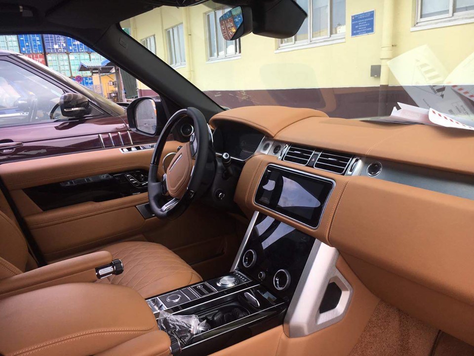 Range Rover SVAutobiography 2019 không chỉ là chiếc xe đắt nhất, nội thất xa hoa mà còn sở hữu khối động cơ khủng. Xe được trang bị trái tim V8, dung tích 5.0 lít, siêu nạp sản sinh ra công suất tối đa 565 mã lực và mô-men xoắn cực đại 700 Nm.