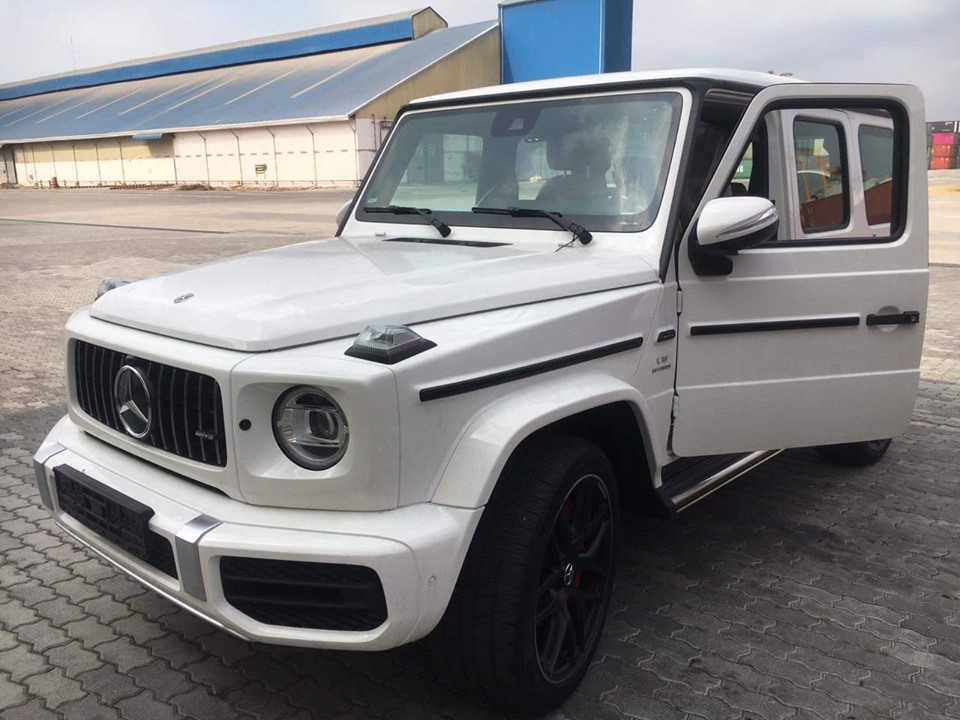 Bên cạnh hai chiếc SUV hạng sang Range Rover SVAutobiography 2019, công ty nhập khẩu tư nhân này còn khui công một cặp Mercedes-AMG G63 đời mới. Trong đó, chiếc xe Mercedes-AMG G63 màu trắng đi kèm nội thất đỏ khá sexy.