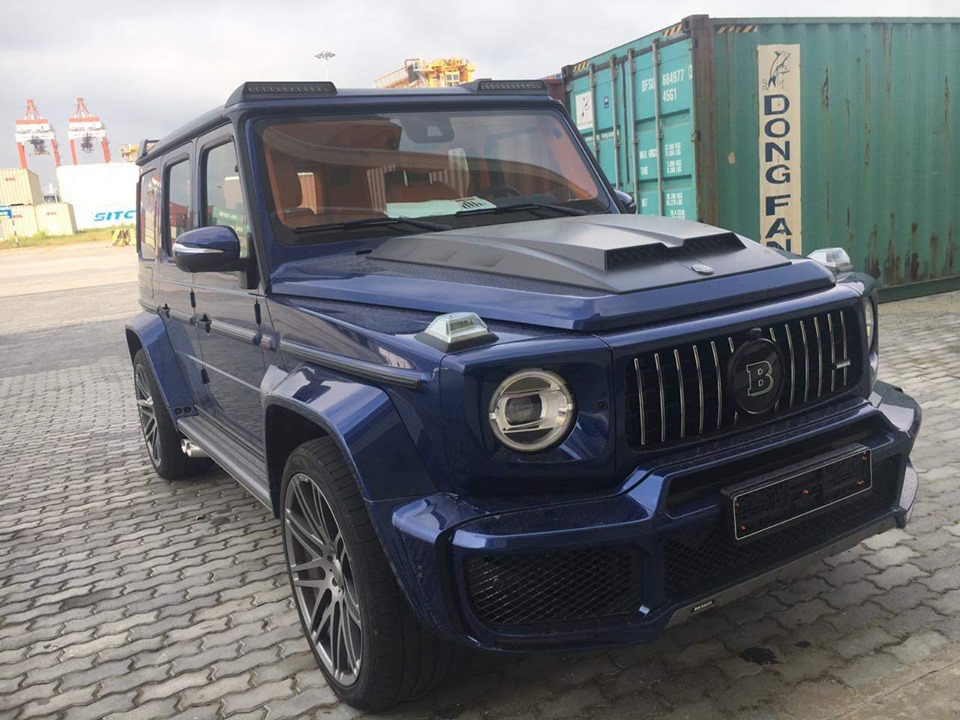 So với Mercedes-AMG G63 tiêu chuẩn, phiên bản độ của Brabus có ngoại hình sắc sảo hơn và khối động cơ V8, dung tích 4.0 lít, tăng áp kép cũng được thông nòng. Trên phiên bản Brabus 800 Widestar, xe có công suất cực đại tăng thêm 212 mã lực, lên mức 789 con ngựa tại vòng tua máy 6.600 vòng/phút và mô-men xoắn đạt mức 1.000 Nm, tăng 150 Nm tại vòng tua máy 3.600 vòng/phút.